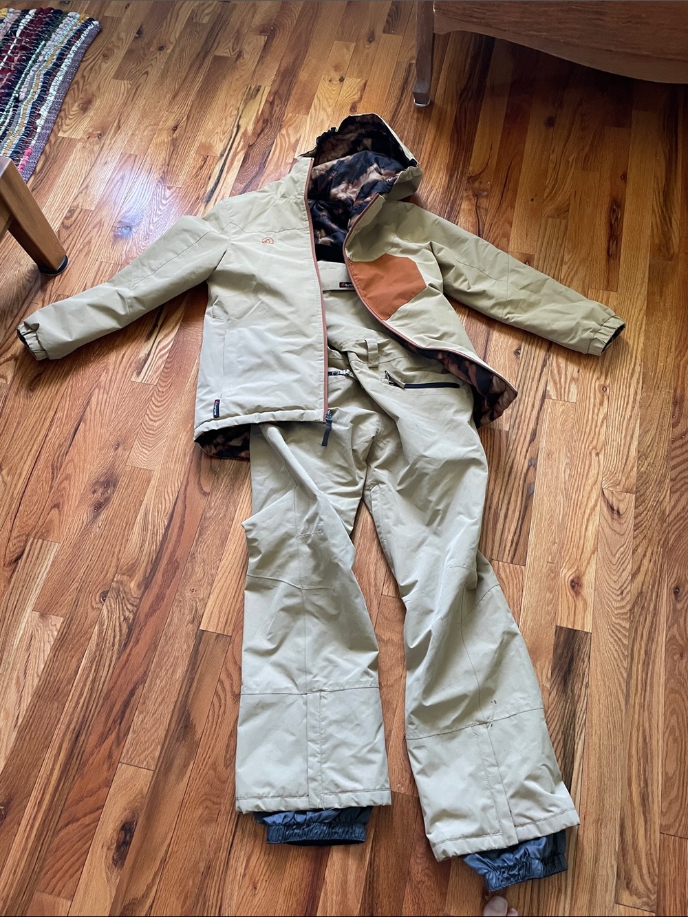 Youth Turbine Two-Piece Snow Jacket and Pants Set (M)